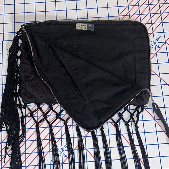 That’s iT wristlet with cut out star flower pattern - Picture 7 of 8